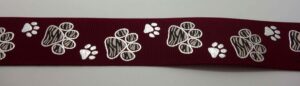 Webband 20-054, Zebrapfoten auf Bordeaux – für Hundehalsbänder 20 bis 24 mm