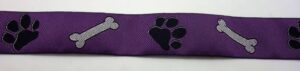 20-137 Webband 20-137, Pfoten und Knochen auf Violett – für Hundehalsbänder 20 bis 24 mm