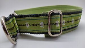 Hundehalsband 1100, Edelweissranke auf Grün – fertig ab Lager