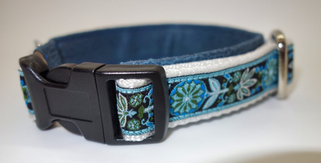 Hundehalsband 1108, Blumenornamente Blau-Grün – fertig ab Lager