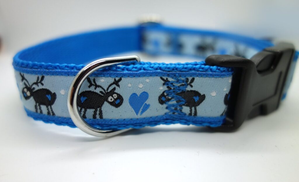 Hundehalsband 1117, Elche mit Herzen auf Blau – fertig ab Lager