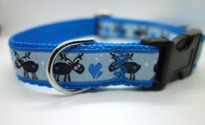 1117 Hundehalsband 1117, Elche mit Herzen auf Blau – fertig ab Lager