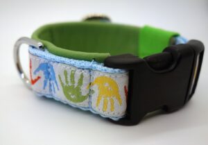 1119 Hundehalsband 1119, Bunte Handabdrücke auf Grün – fertig ab Lager