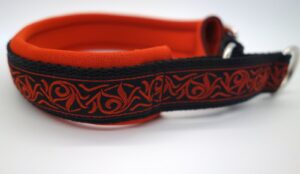 1121 Hundehalsband 1121, Rote Ranken auf Schwarz – fertig ab Lager