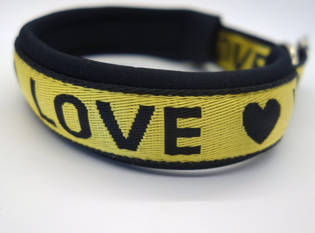 Hundehalsband 1127, Love auf Gelb – fertig ab Lager